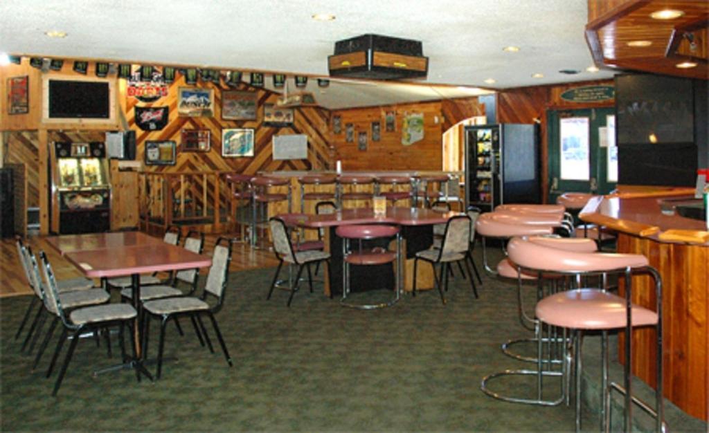 Zellar'S Village Inn Newberry ภายนอก รูปภาพ